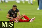 16.08.2025, Fussball Bundesliga 2025/2026, Franz-Beckenbauer-Supercup, VfB Stuttgart - FC Bayern Mnchen, in der MHP-Arena (Stuttgart). Leon Goretzka (FC Bayern Mnchen) wechselt seine Einlagsohle im Schuh.