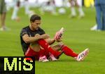 16.08.2025, Fussball Bundesliga 2025/2026, Franz-Beckenbauer-Supercup, VfB Stuttgart - FC Bayern Mnchen, in der MHP-Arena (Stuttgart). Leon Goretzka (FC Bayern Mnchen) wechselt seine Einlagsohle im Schuh.