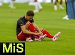 16.08.2025, Fussball Bundesliga 2025/2026, Franz-Beckenbauer-Supercup, VfB Stuttgart - FC Bayern Mnchen, in der MHP-Arena (Stuttgart). Leon Goretzka (FC Bayern Mnchen) wechselt seine Einlagsohle im Schuh.