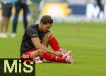 16.08.2025, Fussball Bundesliga 2025/2026, Franz-Beckenbauer-Supercup, VfB Stuttgart - FC Bayern Mnchen, in der MHP-Arena (Stuttgart). Leon Goretzka (FC Bayern Mnchen) wechselt seine Einlagsohle im Schuh.