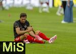 16.08.2025, Fussball Bundesliga 2025/2026, Franz-Beckenbauer-Supercup, VfB Stuttgart - FC Bayern Mnchen, in der MHP-Arena (Stuttgart). Leon Goretzka (FC Bayern Mnchen) wechselt seine Einlagsohle im Schuh.