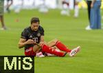 16.08.2025, Fussball Bundesliga 2025/2026, Franz-Beckenbauer-Supercup, VfB Stuttgart - FC Bayern Mnchen, in der MHP-Arena (Stuttgart). Leon Goretzka (FC Bayern Mnchen) wechselt seine Einlagsohle im Schuh.