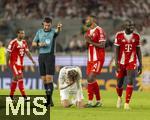 16.08.2025, Fussball Bundesliga 2025/2026, Franz-Beckenbauer-Supercup, VfB Stuttgart - FC Bayern Mnchen, in der MHP-Arena (Stuttgart). li: Schiedsrichter Harm Osmers, Nick Woltemade (Stuttgart), Jonathan Tah (FC Bayern Mnchen), Dayot Upamecano (FC Bayern Mnchen) 