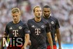 16.08.2025, Fussball Bundesliga 2025/2026, Franz-Beckenbauer-Supercup, VfB Stuttgart - FC Bayern Mnchen, in der MHP-Arena (Stuttgart). v.li: Joshua Kimmich (FC Bayern Mnchen), Harry Kane (FC Bayern Mnchen), Jonathan Tah (FC Bayern Mnchen) nachdenklich beim Aufwrmen.