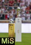 16.08.2025, Fussball Bundesliga 2025/2026, Franz-Beckenbauer-Supercup, VfB Stuttgart - FC Bayern Mnchen, in der MHP-Arena (Stuttgart). Die Trophe, der Supercup-Pokal steht auf der Stele, der offiziele Spielball von Derbystar daneben, eine exclusive Editiion von Derbystar fr den Supercup 2025. Im Retro-Design. Offizieller Spielball des Franz-Beckenbauer-Supercup 2025, Limitiert auf 250 Exemplare. Handgenht.