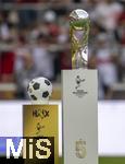 16.08.2025, Fussball Bundesliga 2025/2026, Franz-Beckenbauer-Supercup, VfB Stuttgart - FC Bayern Mnchen, in der MHP-Arena (Stuttgart). Die Trophe, der Supercup-Pokal steht auf der Stele, der offiziele Spielball von Derbystar daneben, eine exclusive Editiion von Derbystar fr den Supercup 2025. Im Retro-Design. Offizieller Spielball des Franz-Beckenbauer-Supercup 2025, Limitiert auf 250 Exemplare. Handgenht.