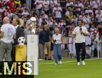 16.08.2025, Fussball Bundesliga 2025/2026, Franz-Beckenbauer-Supercup, VfB Stuttgart - FC Bayern Mnchen, in der MHP-Arena (Stuttgart). Moderator Sebastian Hellmann mit Heidi Beckenbauer auf dem Platz fr SKY-Sport TV.