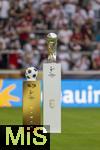 16.08.2025, Fussball Bundesliga 2025/2026, Franz-Beckenbauer-Supercup, VfB Stuttgart - FC Bayern Mnchen, in der MHP-Arena (Stuttgart). Die Trophe, der Supercup-Pokal steht auf der Stele, der offiziele Spielball von Derbystar daneben, eine exclusive Editiion von Derbystar fr den Supercup 2025. Im Retro-Design. Offizieller Spielball des Franz-Beckenbauer-Supercup 2025, Limitiert auf 250 Exemplare. Handgenht.