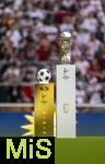 16.08.2025, Fussball Bundesliga 2025/2026, Franz-Beckenbauer-Supercup, VfB Stuttgart - FC Bayern Mnchen, in der MHP-Arena (Stuttgart). Die Trophe, der Supercup-Pokal steht auf der Stele, der offiziele Spielball von Derbystar daneben, eine exclusive Editiion von Derbystar fr den Supercup 2025. Im Retro-Design. Offizieller Spielball des Franz-Beckenbauer-Supercup 2025, Limitiert auf 250 Exemplare. Handgenht.