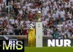 16.08.2025, Fussball Bundesliga 2025/2026, Franz-Beckenbauer-Supercup, VfB Stuttgart - FC Bayern Mnchen, in der MHP-Arena (Stuttgart). Die Trophe, der Supercup-Pokal steht auf der Stele, der offiziele Spielball von Derbystar daneben, eine exclusive Editiion von Derbystar fr den Supercup 2025. Im Retro-Design. Offizieller Spielball des Franz-Beckenbauer-Supercup 2025, Limitiert auf 250 Exemplare. Handgenht.