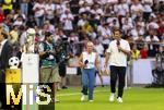 16.08.2025, Fussball Bundesliga 2025/2026, Franz-Beckenbauer-Supercup, VfB Stuttgart - FC Bayern Mnchen, in der MHP-Arena (Stuttgart). Moderator Sebastian Hellmann mit Heidi Beckenbauer auf dem Platz fr SKY-Sport TV.