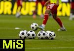 16.08.2025, Fussball Bundesliga 2025/2026, Franz-Beckenbauer-Supercup, VfB Stuttgart - FC Bayern Mnchen, in der MHP-Arena (Stuttgart). Spielblle liegen bereit am Spielfeldrand. Exclusive Editiion von Derbystar fr den Supercup 2025. Im Retro-Design. Offizieller Spielball des Franz-Beckenbauer-Supercup 2025, Limitiert auf 250 Exemplare. Handgenht.
