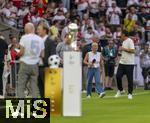 16.08.2025, Fussball Bundesliga 2025/2026, Franz-Beckenbauer-Supercup, VfB Stuttgart - FC Bayern Mnchen, in der MHP-Arena (Stuttgart). Moderator Sebastian Hellmann mit Heidi Beckenbauer auf dem Platz fr SKY-Sport TV.