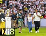 16.08.2025, Fussball Bundesliga 2025/2026, Franz-Beckenbauer-Supercup, VfB Stuttgart - FC Bayern Mnchen, in der MHP-Arena (Stuttgart). Moderator Sebastian Hellmann mit Heidi Beckenbauer auf dem Platz fr SKY-Sport TV.