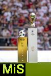 16.08.2025, Fussball Bundesliga 2025/2026, Franz-Beckenbauer-Supercup, VfB Stuttgart - FC Bayern Mnchen, in der MHP-Arena (Stuttgart). Die Trophe, der Supercup-Pokal steht auf der Stele, der offiziele Spielball von Derbystar daneben, eine exclusive Editiion von Derbystar fr den Supercup 2025. Im Retro-Design. Offizieller Spielball des Franz-Beckenbauer-Supercup 2025, Limitiert auf 250 Exemplare. Handgenht.