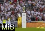 16.08.2025, Fussball Bundesliga 2025/2026, Franz-Beckenbauer-Supercup, VfB Stuttgart - FC Bayern Mnchen, in der MHP-Arena (Stuttgart). Die Trophe, der Supercup-Pokal steht auf der Stele, der offiziele Spielball von Derbystar daneben, eine exclusive Editiion von Derbystar fr den Supercup 2025. Im Retro-Design. Offizieller Spielball des Franz-Beckenbauer-Supercup 2025, Limitiert auf 250 Exemplare. Handgenht.
