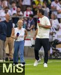 16.08.2025, Fussball Bundesliga 2025/2026, Franz-Beckenbauer-Supercup, VfB Stuttgart - FC Bayern Mnchen, in der MHP-Arena (Stuttgart). Moderator Sebastian Hellmann mit Heidi Beckenbauer auf dem Platz fr SKY-Sport TV.