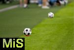16.08.2025, Fussball Bundesliga 2025/2026, Franz-Beckenbauer-Supercup, VfB Stuttgart - FC Bayern Mnchen, in der MHP-Arena (Stuttgart). Der Spielball, (Spielblle) liegt auf einem Htchen bereit am Spielfeldrand. Exclusive Editiion von Derbystar fr den Supercup 2025. Im Retro-Design. Offizieller Spielball des Franz-Beckenbauer-Supercup 2025, Limitiert auf 250 Exemplare. Handgenht. 