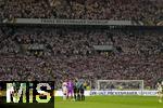16.08.2025, Fussball Bundesliga 2025/2026, Franz-Beckenbauer-Supercup, VfB Stuttgart - FC Bayern Mnchen, in der MHP-Arena (Stuttgart). An den Tribnen das Branding des Supercups: Franz Beckenbauer Supercup Schriftzug.  Die Schiedsrichter machen die Seitenwahl mit den beiden Mannschaftskapitnen