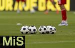 16.08.2025, Fussball Bundesliga 2025/2026, Franz-Beckenbauer-Supercup, VfB Stuttgart - FC Bayern Mnchen, in der MHP-Arena (Stuttgart). Spielblle liegen bereit am Spielfeldrand. Exclusive Editiion von Derbystar fr den Supercup 2025. Im Retro-Design. Offizieller Spielball des Franz-Beckenbauer-Supercup 2025, Limitiert auf 250 Exemplare. Handgenht.