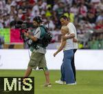 16.08.2025, Fussball Bundesliga 2025/2026, Franz-Beckenbauer-Supercup, VfB Stuttgart - FC Bayern Mnchen, in der MHP-Arena (Stuttgart). Moderator Sebastian Hellmann mit Heidi Beckenbauer auf dem Platz.