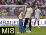 16.08.2025, Fussball Bundesliga 2025/2026, Franz-Beckenbauer-Supercup, VfB Stuttgart - FC Bayern Mnchen, in der MHP-Arena (Stuttgart). Moderator Sebastian Hellmann mit Heidi Beckenbauer auf dem Platz.
