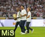 16.08.2025, Fussball Bundesliga 2025/2026, Franz-Beckenbauer-Supercup, VfB Stuttgart - FC Bayern Mnchen, in der MHP-Arena (Stuttgart). Trophentrger, v.li: Cacau mit dem DFB-Pokal, Claudio Pizarro mit der Meisterschale, Noel Beckenbauer mit dem Supercup-Pokal. 