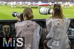16.08.2025, Fussball Bundesliga 2025/2026, Franz-Beckenbauer-Supercup, VfB Stuttgart - FC Bayern Mnchen, in der MHP-Arena (Stuttgart). Zwei Fotografinnen am Spielfeldrand, mit dem Branding des Supercups auf dem Rcken ihres Fotografenleibchens.