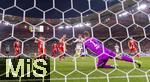 16.08.2025, Fussball Bundesliga 2025/2026, Franz-Beckenbauer-Supercup, VfB Stuttgart - FC Bayern Mnchen, in der MHP-Arena (Stuttgart). Torraumszene, Nick Woltemade (Stuttgart) vor dem Kasten von Torwart Manuel Neuer (FC Bayern Mnchen) 