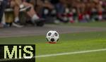 16.08.2025, Fussball Bundesliga 2025/2026, Franz-Beckenbauer-Supercup, VfB Stuttgart - FC Bayern Mnchen, in der MHP-Arena (Stuttgart). Der Spielball, (Spielblle) liegt auf einem Htchen bereit am Spielfeldrand. Exclusive Editiion von Derbystar fr den Supercup 2025. Im Retro-Design. Offizieller Spielball des Franz-Beckenbauer-Supercup 2025, Limitiert auf 250 Exemplare. Handgenht. 