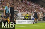 16.08.2025, Fussball Bundesliga 2025/2026, Franz-Beckenbauer-Supercup, VfB Stuttgart - FC Bayern Mnchen, in der MHP-Arena (Stuttgart). Der Spielball, (Spielblle) liegt auf einem Htchen bereit am Spielfeldrand. Exclusive Editiion von Derbystar fr den Supercup 2025. Im Retro-Design. Offizieller Spielball des Franz-Beckenbauer-Supercup 2025, Limitiert auf 250 Exemplare. Handgenht.  