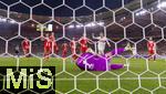 16.08.2025, Fussball Bundesliga 2025/2026, Franz-Beckenbauer-Supercup, VfB Stuttgart - FC Bayern Mnchen, in der MHP-Arena (Stuttgart). Torraumszene, Nick Woltemade (Stuttgart) vor dem Kasten von Torwart Manuel Neuer (FC Bayern Mnchen) 