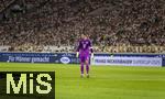 16.08.2025, Fussball Bundesliga 2025/2026, Franz-Beckenbauer-Supercup, VfB Stuttgart - FC Bayern Mnchen, in der MHP-Arena (Stuttgart). Torwart Manuel Neuer (FC Bayern Mnchen), hinten eine Werbebande mit TENA Men, INKONTINENZEINLAGEN FR MNNER. 