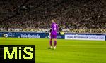 16.08.2025, Fussball Bundesliga 2025/2026, Franz-Beckenbauer-Supercup, VfB Stuttgart - FC Bayern Mnchen, in der MHP-Arena (Stuttgart). Torwart Manuel Neuer (FC Bayern Mnchen), hinten eine Werbebande mit TENA Men, INKONTINENZEINLAGEN FR MNNER. 