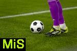 16.08.2025, Fussball Bundesliga 2025/2026, Franz-Beckenbauer-Supercup, VfB Stuttgart - FC Bayern Mnchen, in der MHP-Arena (Stuttgart). Torwart Manuel Neuer (FC Bayern Mnchen) legt sich den Ball zurecht.