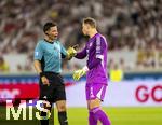 16.08.2025, Fussball Bundesliga 2025/2026, Franz-Beckenbauer-Supercup, VfB Stuttgart - FC Bayern Mnchen, in der MHP-Arena (Stuttgart). Schiedsrichter Harm Osmers bei Torwart Manuel Neuer (FC Bayern Mnchen) 