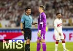 16.08.2025, Fussball Bundesliga 2025/2026, Franz-Beckenbauer-Supercup, VfB Stuttgart - FC Bayern Mnchen, in der MHP-Arena (Stuttgart). Schiedsrichter Harm Osmers bei Torwart Manuel Neuer (FC Bayern Mnchen) 