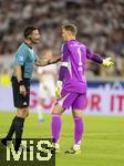 16.08.2025, Fussball Bundesliga 2025/2026, Franz-Beckenbauer-Supercup, VfB Stuttgart - FC Bayern Mnchen, in der MHP-Arena (Stuttgart). Schiedsrichter Harm Osmers bei Torwart Manuel Neuer (FC Bayern Mnchen) 