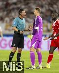 16.08.2025, Fussball Bundesliga 2025/2026, Franz-Beckenbauer-Supercup, VfB Stuttgart - FC Bayern Mnchen, in der MHP-Arena (Stuttgart). Schiedsrichter Harm Osmers bei Torwart Manuel Neuer (FC Bayern Mnchen) 