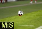 16.08.2025, Fussball Bundesliga 2025/2026, Franz-Beckenbauer-Supercup, VfB Stuttgart - FC Bayern Mnchen, in der MHP-Arena (Stuttgart). Der Spielball, (Spielblle) liegt auf einem Htchen bereit am Spielfeldrand. Exclusive Editiion von Derbystar fr den Supercup 2025. Im Retro-Design. Offizieller Spielball des Franz-Beckenbauer-Supercup 2025, Limitiert auf 250 Exemplare. Handgenht.  