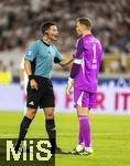 16.08.2025, Fussball Bundesliga 2025/2026, Franz-Beckenbauer-Supercup, VfB Stuttgart - FC Bayern Mnchen, in der MHP-Arena (Stuttgart). Schiedsrichter Harm Osmers bei Torwart Manuel Neuer (FC Bayern Mnchen) 
