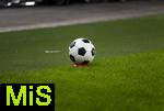 16.08.2025, Fussball Bundesliga 2025/2026, Franz-Beckenbauer-Supercup, VfB Stuttgart - FC Bayern Mnchen, in der MHP-Arena (Stuttgart). Der Spielball, (Spielblle) liegt auf einem Htchen bereit am Spielfeldrand. Exclusive Editiion von Derbystar fr den Supercup 2025. Im Retro-Design. Offizieller Spielball des Franz-Beckenbauer-Supercup 2025, Limitiert auf 250 Exemplare. Handgenht.
