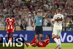 16.08.2025, Fussball Bundesliga 2025/2026, Franz-Beckenbauer-Supercup, VfB Stuttgart - FC Bayern Mnchen, in der MHP-Arena (Stuttgart). Schiedsrichter Harm Osmers, Sacha Boey (FC Bayern Mnchen), Jeff Chabot (Stuttgart) 
