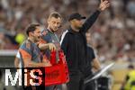 16.08.2025, Fussball Bundesliga 2025/2026, Franz-Beckenbauer-Supercup, VfB Stuttgart - FC Bayern Mnchen, in der MHP-Arena (Stuttgart). FCB-Staff richtet die Getrnkeflaschen fr die Spieler her. re: Trainer Vincent Kompany (FC Bayern Mnchen), mitte: Co-Trainer Rene Maric (FC Bayern Mnchen), li: 