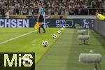 16.08.2025, Fussball Bundesliga 2025/2026, Franz-Beckenbauer-Supercup, VfB Stuttgart - FC Bayern Mnchen, in der MHP-Arena (Stuttgart). Der Spielball, (Spielblle) liegt auf einem Htchen bereit am Spielfeldrand. Exclusive Editiion von Derbystar fr den Supercup 2025. Im Retro-Design. Offizieller Spielball des Franz-Beckenbauer-Supercup 2025, Limitiert auf 250 Exemplare. Handgenht. 