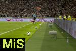 16.08.2025, Fussball Bundesliga 2025/2026, Franz-Beckenbauer-Supercup, VfB Stuttgart - FC Bayern Mnchen, in der MHP-Arena (Stuttgart). Der Spielball, (Spielblle) liegt auf einem Htchen bereit am Spielfeldrand. Exclusive Editiion von Derbystar fr den Supercup 2025. Im Retro-Design. Offizieller Spielball des Franz-Beckenbauer-Supercup 2025, Limitiert auf 250 Exemplare. Handgenht.