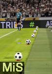 16.08.2025, Fussball Bundesliga 2025/2026, Franz-Beckenbauer-Supercup, VfB Stuttgart - FC Bayern Mnchen, in der MHP-Arena (Stuttgart). Der Spielball, (Spielblle) liegt auf einem Htchen bereit am Spielfeldrand. Exclusive Editiion von Derbystar fr den Supercup 2025. Im Retro-Design. Offizieller Spielball des Franz-Beckenbauer-Supercup 2025, Limitiert auf 250 Exemplare. Handgenht. 