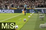 16.08.2025, Fussball Bundesliga 2025/2026, Franz-Beckenbauer-Supercup, VfB Stuttgart - FC Bayern Mnchen, in der MHP-Arena (Stuttgart). Der Spielball, (Spielblle) liegt auf einem Htchen bereit am Spielfeldrand. Exclusive Editiion von Derbystar fr den Supercup 2025. Im Retro-Design. Offizieller Spielball des Franz-Beckenbauer-Supercup 2025, Limitiert auf 250 Exemplare. Handgenht. 