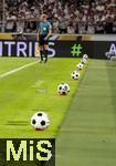 16.08.2025, Fussball Bundesliga 2025/2026, Franz-Beckenbauer-Supercup, VfB Stuttgart - FC Bayern Mnchen, in der MHP-Arena (Stuttgart). Der Spielball, (Spielblle) liegt auf einem Htchen bereit am Spielfeldrand. Exclusive Editiion von Derbystar fr den Supercup 2025. Im Retro-Design. Offizieller Spielball des Franz-Beckenbauer-Supercup 2025, Limitiert auf 250 Exemplare. Handgenht. 