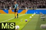 16.08.2025, Fussball Bundesliga 2025/2026, Franz-Beckenbauer-Supercup, VfB Stuttgart - FC Bayern Mnchen, in der MHP-Arena (Stuttgart). Der Spielball, (Spielblle) liegt auf einem Htchen bereit am Spielfeldrand. Exclusive Editiion von Derbystar fr den Supercup 2025. Im Retro-Design. Offizieller Spielball des Franz-Beckenbauer-Supercup 2025, Limitiert auf 250 Exemplare. Handgenht. 